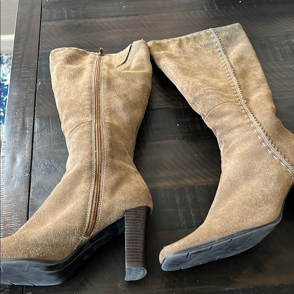 Stylish Tan Suede Women's Boots